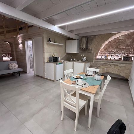 Epoca Suite House Трани Экстерьер фото