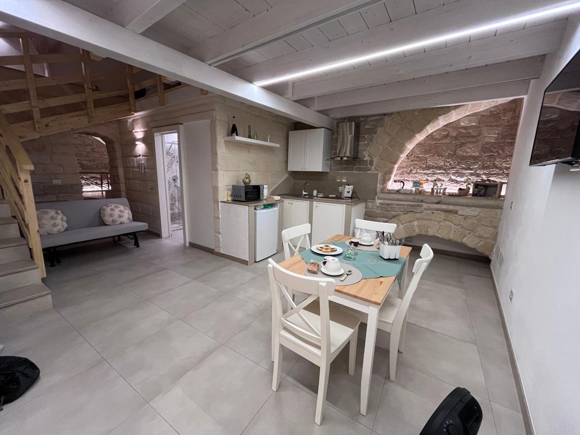 Epoca Suite House Трани Экстерьер фото